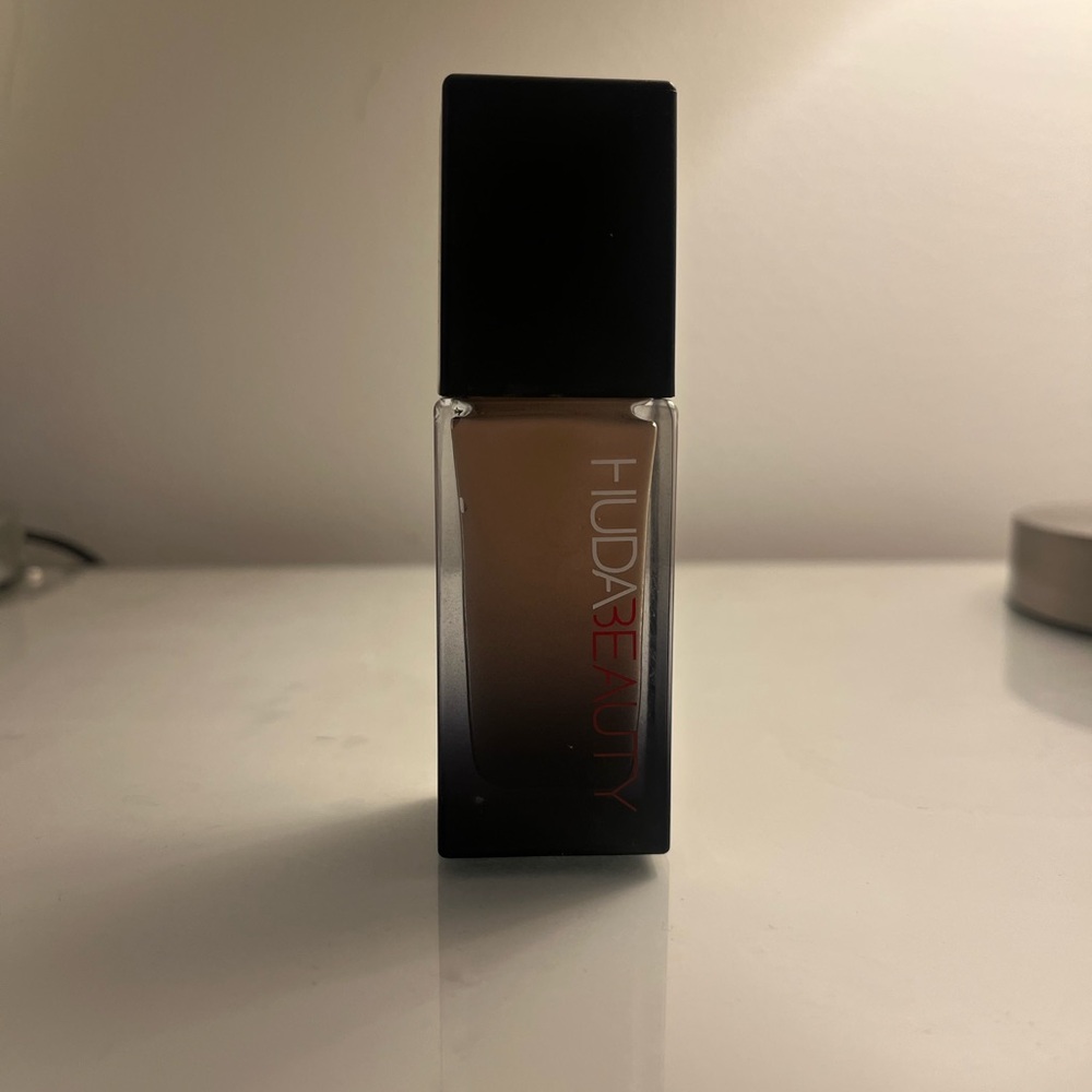 HUDA BEAUTY #FauxLens High Coverage Cream Foundation in 110N Angel Food